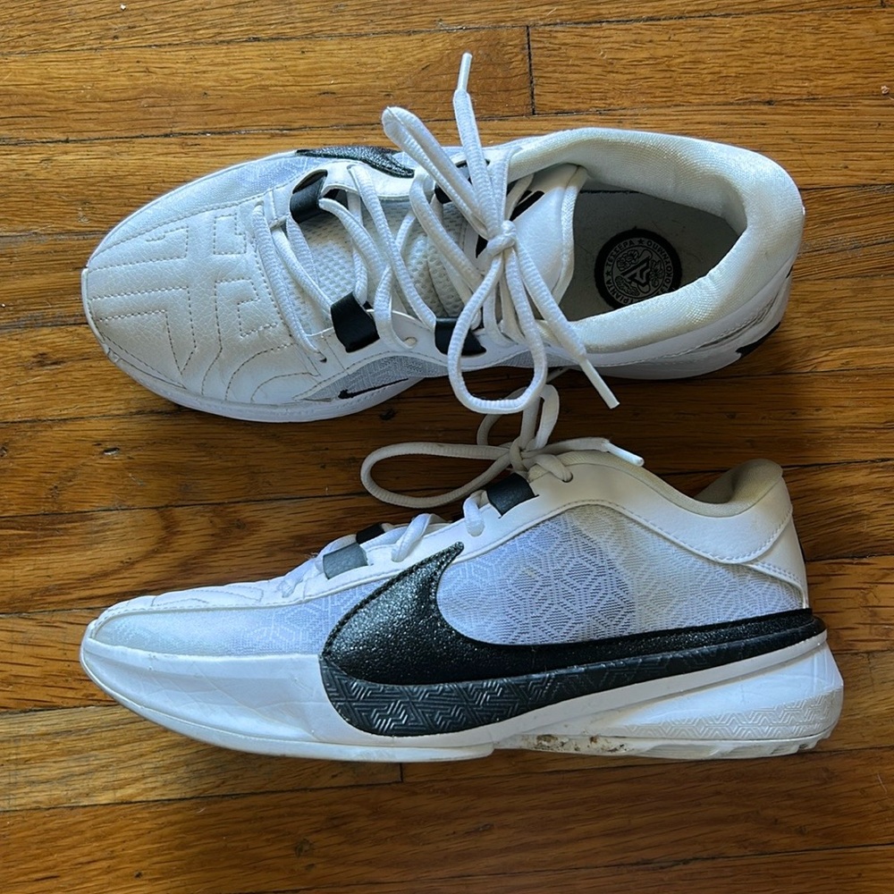 Women’s size 7.5 / Men’s size 6 Nike Giannis Freak 5 (Team) Basketball Shoes